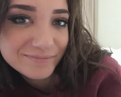 Смотреть порно: Сразу после прогулки чувак выебал сексуальную подружку в отеле от первого лица