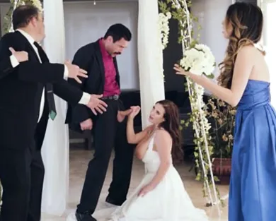 Смотреть порно: Блядоватая невеста изменила мужу прямо во время свадебной церемонии