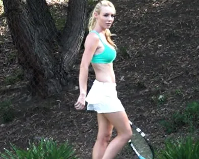 Смотреть порно: Сексуальная теннисистка прыгнула в пастель к ёбарю сразу после тренировки