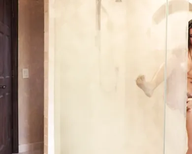 Смотреть порно: Девушка так громко мастурбировала, что сводный брат пришел подсмотреть за ней