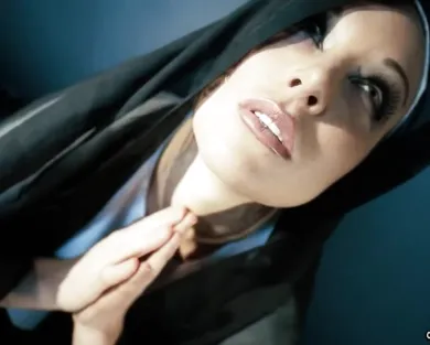 Смотреть порно: Красивая манашка смачно мастурбирует во время вечерней молитвы