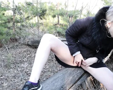 Смотреть порно: Русская блондинка трахнулась с незнакомцем на улице и получила сперму внутрь