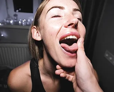 Смотреть порно: Подруга из Воронежа приехала в гости чтобы трахнуть друга - горячий секс!