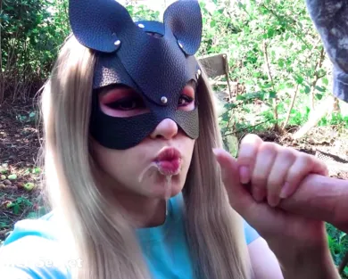 Смотреть порно: Минет в маске - Моя девушка сосет на природе, а я кончаю спермой в рот!