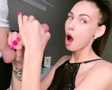 Смотреть порно: Симпатичная русская шлюшка сосет член молодому партнеру - домашнее!