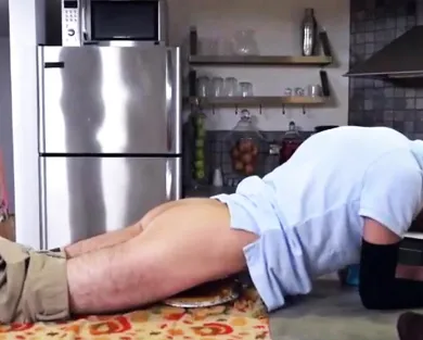 Смотреть порно: Мамка застукала пана на дроячке и решила хорошенько вытрахать его