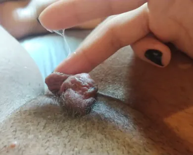 Смотреть порно: Девушка ласкает клитор и он увеличивается в размерах - клитор порно