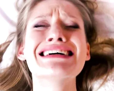 Смотреть порно: Вудман не жалеет, а трахает молодую порноактриссу даже когда она хочет поспать