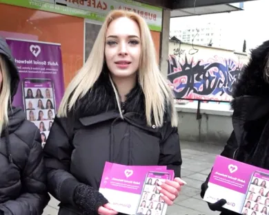 Смотреть порно: Чешские промоутеры трахаются за деньги с незнакомцем