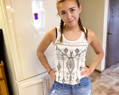 Смотреть порно: Молодая падчерица дала понять отчиму что хочет его и у него не осталось вариантов как трахнуть её в презервативе