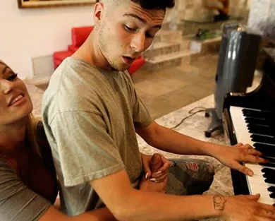 Смотреть порно: Научила сексу вместо игры на пианино - крутая порнуха