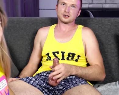 Смотреть порно: Русские муж и жена в порно - Семейная пара делает обзор секс игрушки - Русские порно блогеры!