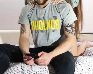 Смотреть порно: Подруга захотела секса и отвлекла парня от телефона