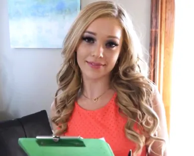 Смотреть порно: Красивая блондинка сосет член и трахается с отчимом