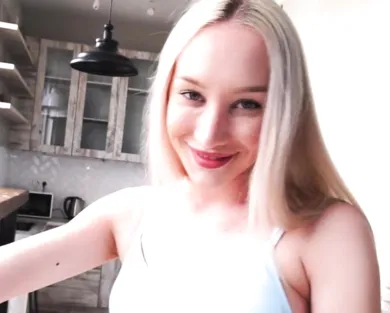 Смотреть порно: Русская молодая блондинка не дает парню работать и соблазняет на сладкий секс