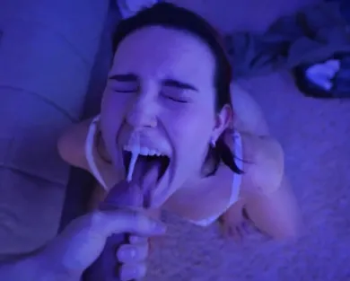 Смотреть порно: Кончил в рот и на лицо русской подружке после ебли рачком