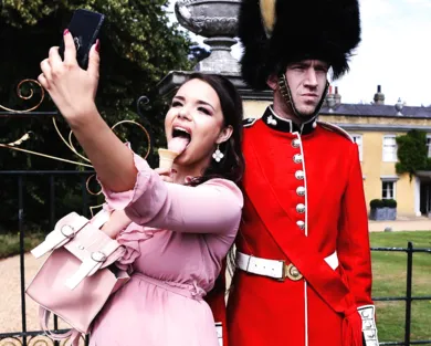 Смотреть порно: Не сдержалась и соблазнила Денни Ди на секс во время службы