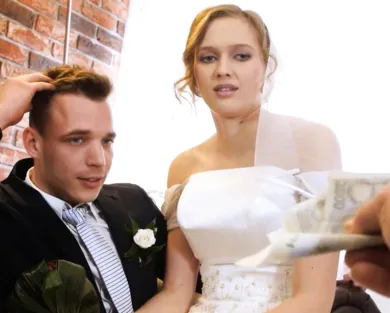 Смотреть порно: Предложил деньги невесте и жениху, чтобы посмотреть на их первый секс