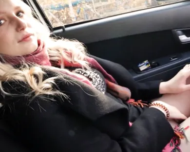 Смотреть порно: Подвез девушку, а она отблагодарила киской