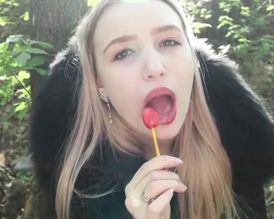 Смотреть порно: Русская давалка любит сосать не только чупа-чупс но и член своего парня