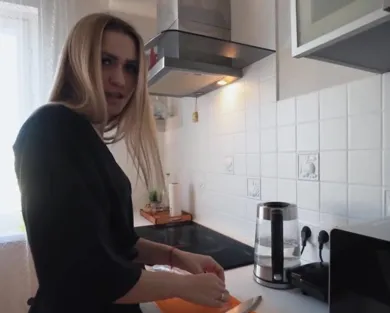 Смотреть порно: Моя любимая настолько сексуальная в этом халатике, что я постоянно возбужден и хочу домашнего секса