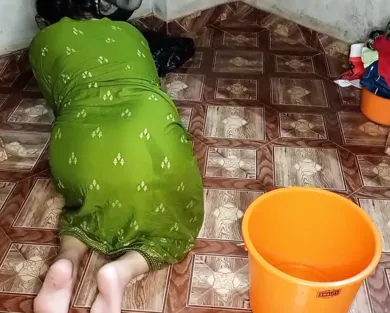 Смотреть порно: Горничная мыла на кухне пол в позе раком и соблазнила большой задницей своего хозяина