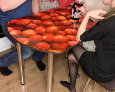 Смотреть порно: Пока жена в командировке, пью вино с соседкой и трахаю ее на кухонном столе