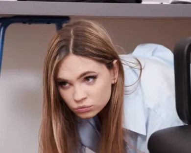 Смотреть порно: Похотливая секретарша очень хочет секса и соблазняет своих коллег прямо на работе