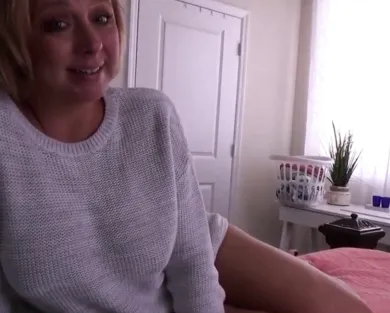 Смотреть порно: Нюхал грязные трусики мачехи и возбудил ее на секс по домашнему