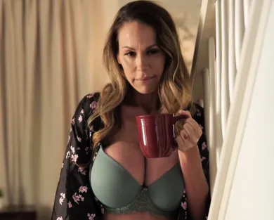 Смотреть порно: Зашел в гости к зрелой маме друга и трахнул ее