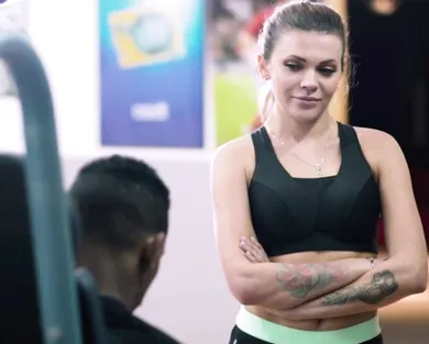 Смотреть порно: Милфа соблазняет темнокожего парня на анал..