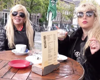 Смотреть порно: Пикап зрелых милф на улицах Амстердама